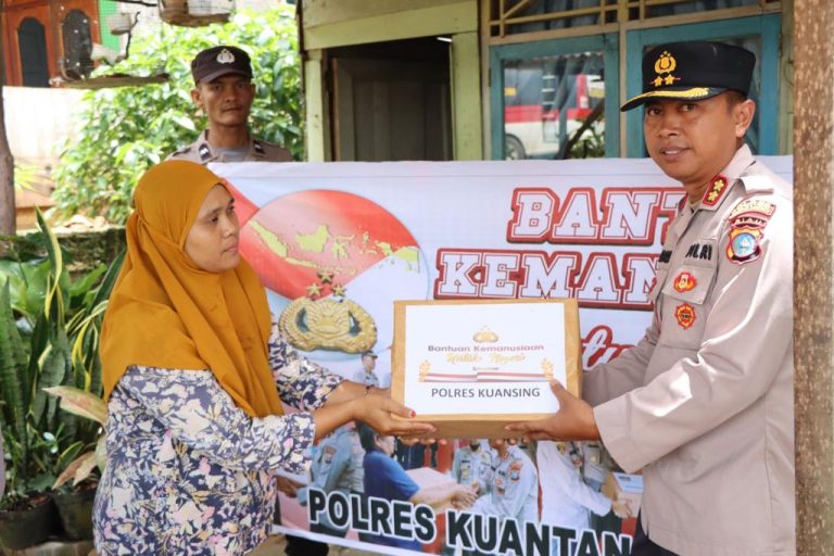 Kapolres Kuansing Berbagi Sembako Kepada Masyarakat